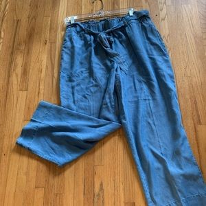 Anne Klein NWOT wide leg denim chambray jeans. Tie belt.
